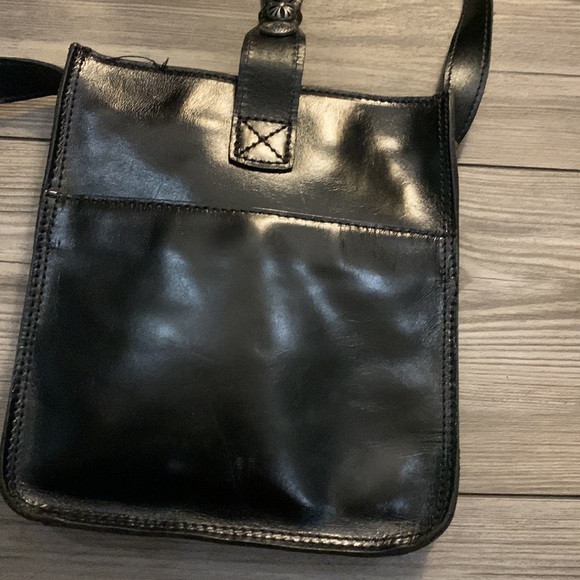 Patricia Nash black leather cross over bag with adjustable shoulder strap. - Picture 3 of 7